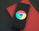 Смартфон с логотипом Google Chrome, иллюстрирующий GLM-5.3 и эксплойт Chrome