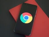 Смартфон с логотипом Google Chrome, иллюстрирующий GLM-5.3 и эксплойт Chrome
