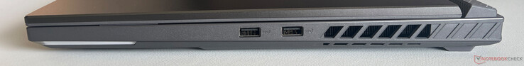 Справа: 2x USB-A 3.2 Gen.2 (10 Гбит/с)