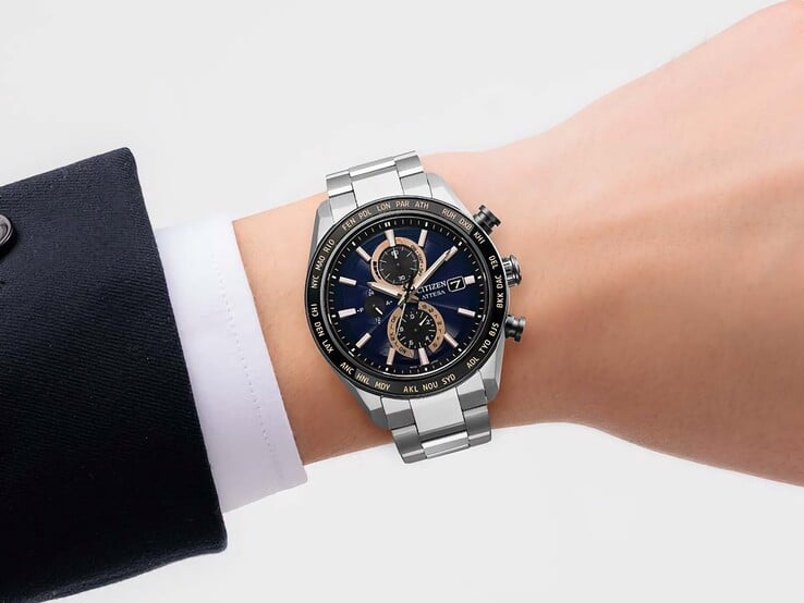 Хронограф Citizen Attesa AT8297-51L на запястье: видны его темно-синий циферблат, акценты цвета розового золота и черный безель с индикацией мирового времени.