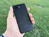 Телефон Enough Phone примерно такой же компактный, как Apple iPhone 13 mini.