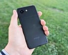 Телефон Enough Phone примерно такой же компактный, как Apple iPhone 13 mini.