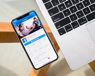 Телефон с приложением Facebook на экране. Стоковое изображение. (Источник изображения: Timothy Hales Bennett на Unsplash)