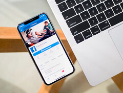 Телефон с приложением Facebook на экране. Стоковое изображение. (Источник изображения: Timothy Hales Bennett на Unsplash)