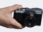 Компактная фотокамера Fujifilm X-E4 формата APS-C в руках