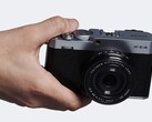 Компактная фотокамера Fujifilm X-E4 формата APS-C в руках