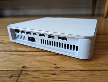 Сзади: RJ-45 Ethernet 2.5 Гбит, USB 3.2 Gen 2, USB 2.0, вход питания, HDMI 2.1 TMDS, USB 3.2 Gen 2, DisplayPort 1.4
