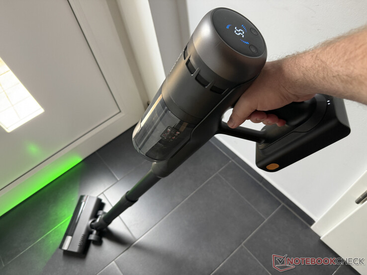 Roborock H60 Ultra моет пол, сверху рудиментарный дисплей