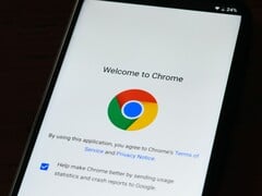 Смартфон, на экране которого отображается экран приветствия Google Chrome с логотипом Chrome