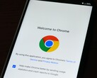 Смартфон, на экране которого отображается экран приветствия Google Chrome с логотипом Chrome