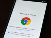 Смартфон, на экране которого отображается экран приветствия Google Chrome с логотипом Chrome