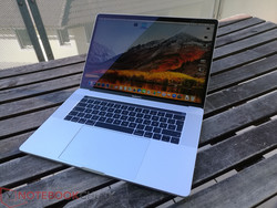 Яркий, чёткий и красочный дисплей MacBook Pro 15 имеет, к сожалению, глянцевое покрытие, но все же отлично подходит для работы в помещении.