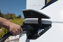 Ioniq 5 может напрямую подключаться к зарядным устройствам Tesla Supercharger (Источник изображения: Hyundai)
