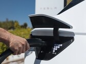 Ioniq 5 может напрямую подключаться к зарядным устройствам Tesla Supercharger (Источник изображения: Hyundai)