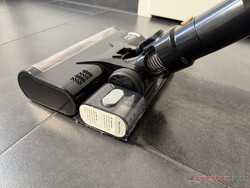 Резервуар для воды и накладка для швабры крепятся к задней части напольной насадки.