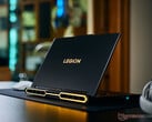 Новая модель Legion Pro 7 16IAX10H имеет тот же дизайн, что и модель, которую мы тестировали в 2025 году (фотография приведена ниже).