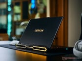 Новая модель Legion Pro 7 16IAX10H имеет тот же дизайн, что и модель, которую мы тестировали в 2025 году (фотография приведена ниже).