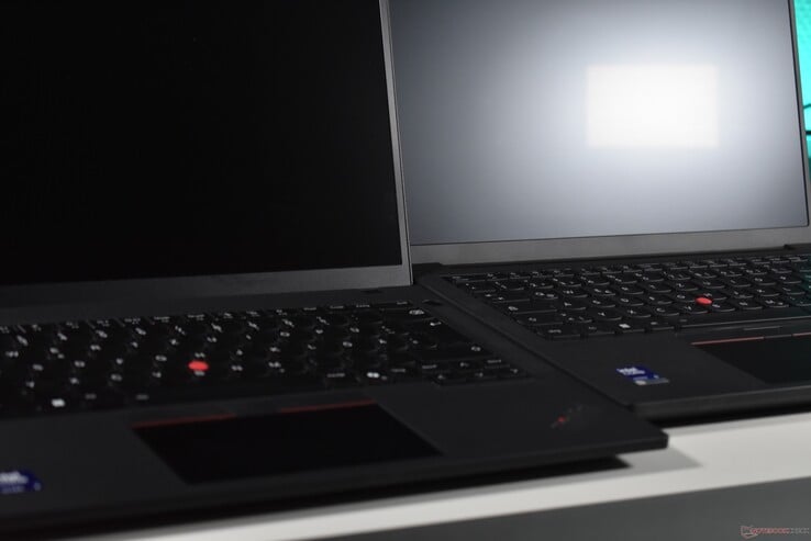 ThinkPad T14 Gen 7 (справа) против ThinkPad T14 Gen 6 (слева)