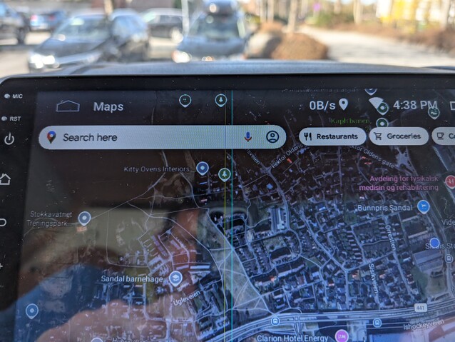 В режиме 720p дисплей никогда не был великолепным, но примерно через 4 года использования на нем начали появляться вертикальные линии.