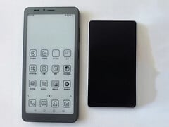 Смартфон Hisense A10 поступит в продажу в Китае 28 августа. На фотографии: смартфон рядом со своим съёмным дисплеем.