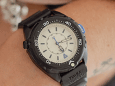 Timex Intrepid x Dimepiece Blackout Edition отличается чёрным корпусом из нержавеющей стали, кремовым циферблатом и фиолетовыми акцентами
