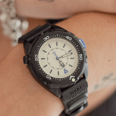 Timex Intrepid x Dimepiece Blackout Edition отличается чёрным корпусом из нержавеющей стали, кремовым циферблатом и фиолетовыми акцентами