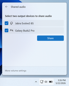 Выбор двух совместимых устройств Bluetooth LE Audio в меню настроек.
