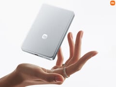 UltraThin Magnetic Power Bank емкостью 10 000 мАч стоит в Китае около $51. На снимке: промо-картинка, демонстрирующая его тонкий и легкий дизайн.