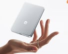 UltraThin Magnetic Power Bank емкостью 10 000 мАч стоит в Китае около $51. На снимке: промо-картинка, демонстрирующая его тонкий и легкий дизайн.