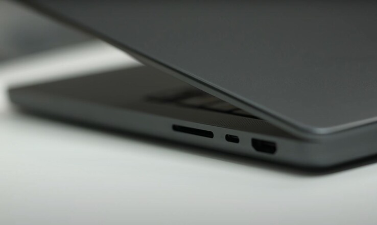 Appleпредстоящий M4 MacBook Pro будет оснащен дополнительным портом Thunderbolt 4. (Источник изображения: Romancev768V с YouTube)