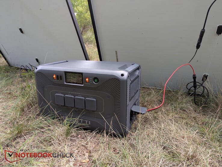 Солнечная панель через один из двух входов XT60