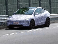 Tesla Model Y Performance 2026 года выпуска на гоночной трассе Нюрбургринг. (Источник изображения: CarSpy/YT)