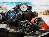 Четыре дайверские часы Citizen Promaster Marine в белом, чёрном, синем и оранжевом цветах, выставленные на камнях у берега моря.