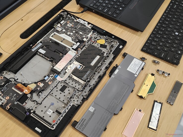 Lenovo ThinkPad T14 Gen 7 с извлеченными блоками питания.