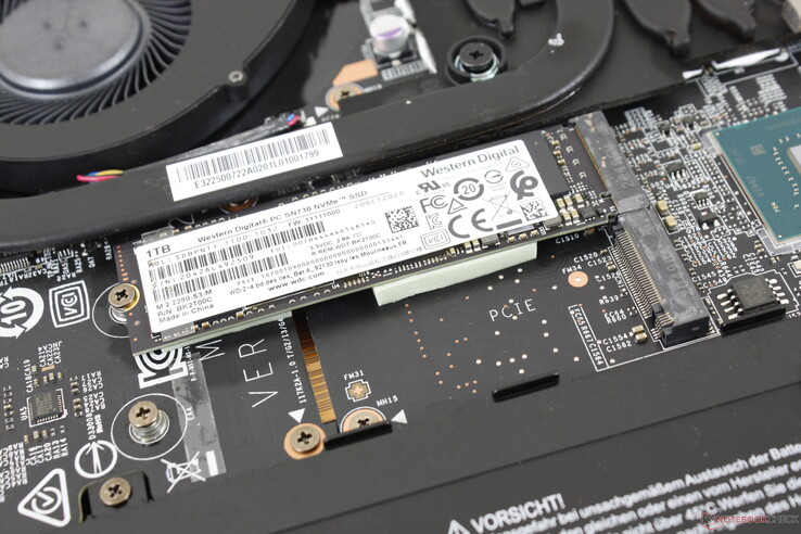 GE75 принимал 2.5-дюймовые накопители, здесь же предлагаются два слота M.2 22x80 (PCIe 3.0 x4)