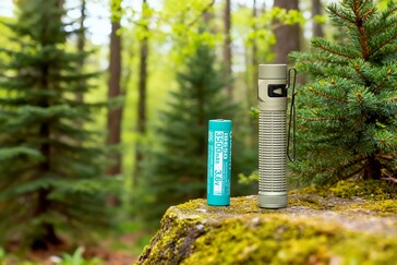 Фонари Olight Baton питаются от литий-ионных аккумуляторов 18650 емкостью 3 500 мАч.