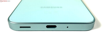 Снизу: динамик, USB-C 2.0, микрофон