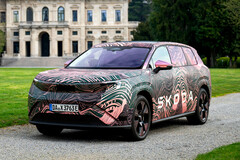 Замаскированный гигант: Skoda Peaq - это новый электрический флагман, конкурирующий в верхнем сегменте благодаря своей большой батарее емкостью 91 кВтч и мощности до 220 кВт.