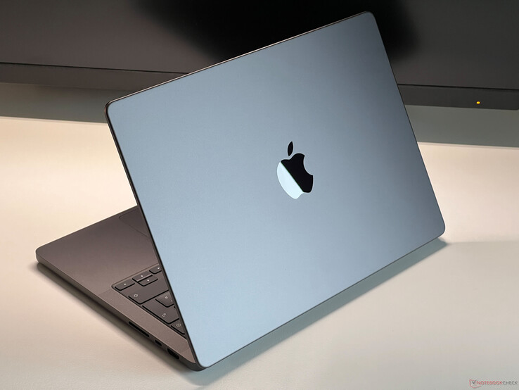 Apple MacBook Pro в цвете Space Grey стоит на столе с частично открытой крышкой, демонстрируя клавиатуру и логотип Apple (Источник изображения: Notebookcheck)