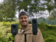 DJI Osmo 360 и Insta360 X5 рядом друг с другом. (Источник изображения: Бенет Грейзер)