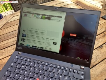 Поведение экрана ноутбука на улице в тени