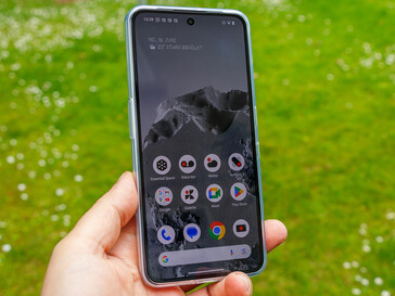 CMF Phone 2 Pro на открытом воздухе