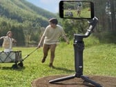 OM 6 - это флагманский мобильный карданный шар DJI, который оснащен встроенным штативом и выдвижной палкой для селфи (Источник изображения: DJI)