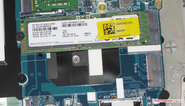NVMe SSD от Samsung выступает в качестве системного, есть еще один слот для дополнительного накопителя M.2