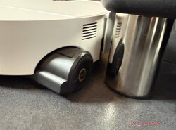 Швабра с выдвижным роликом обеспечивает практически безободковую уборку.