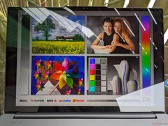 На улице в тени. Блики более заметны по сравнению с miniLED