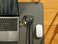 Прозрачный портативный SSD-накопитель Sharge Disk Pro с активным охлаждением и многопортовым концентратором, подключенный к MacBook и Apple Magic Mouse. (Источник изображения: Sharge на Kickstarter)