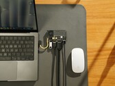 Прозрачный портативный SSD-накопитель Sharge Disk Pro с активным охлаждением и многопортовым концентратором, подключенный к MacBook и Apple Magic Mouse. (Источник изображения: Sharge на Kickstarter)