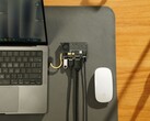 Прозрачный портативный SSD-накопитель Sharge Disk Pro с активным охлаждением и многопортовым концентратором, подключенный к MacBook и Apple Magic Mouse. (Источник изображения: Sharge на Kickstarter)