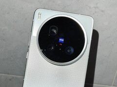 В видеоролике, снятом своими руками, показан Vivo X200 Ultra, включая его большую камеру Zeiss (Источник изображения: Little Red Book, Weibo)